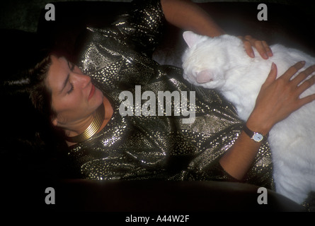 Young Lady Holding White Cat Stockfoto