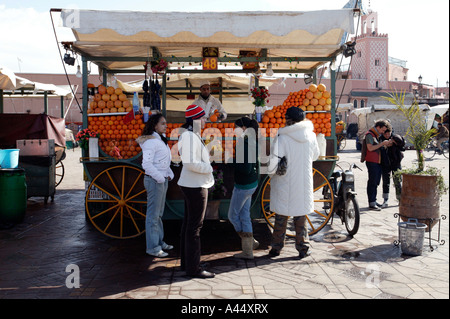 Orange Cart, Jemaa El Fna Platz, Marrakesch / Marokko, Nordafrika, 2007 Stockfoto