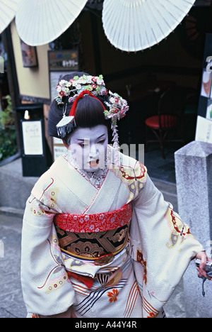 Eine Geisha geht in den engen Gassen von Kyoto, Japan. Stockfoto