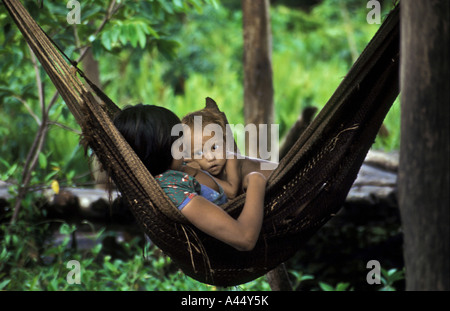 Die Warao-Indianer leben auf Pfahlbauten im Orinokodelta in Venezuela. Sie schlafen auf ihren Hängematten Stockfoto