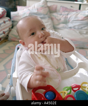 Ein sechs Monate alter kaukasisch-chinesischer Junge mit seinen Fingern im Mund. Stockfoto