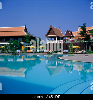 Schwimmbad im Dusit Resort and Polo Club jetzt bekannt als Staub Thani Hotel Cha-am und Hua Hin Thailand Stockfoto