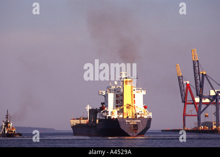 Container-Schiff verlässt den Hafen von Saint John New Brunswick, Kanada Stockfoto