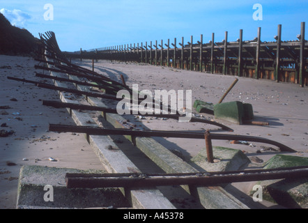 Welle Meer Barrieren an happisburgh, Norfolk, East Anglia, England, Großbritannien beschädigt, UK. Stockfoto