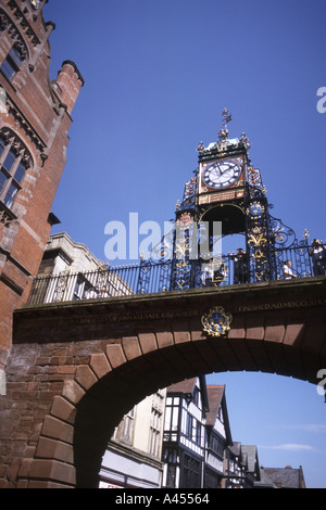 Stadtmauer und viktorianischen Uhr am Eastgate Brücke Chester Cheshire England Europa Stockfoto