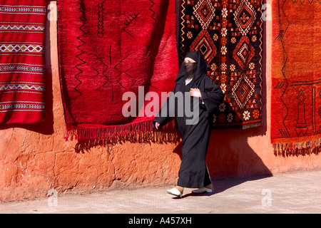 Frau im traditionnellen Kleid zu Fuß auf einer Straße Marrakesch Marokko Stockfoto
