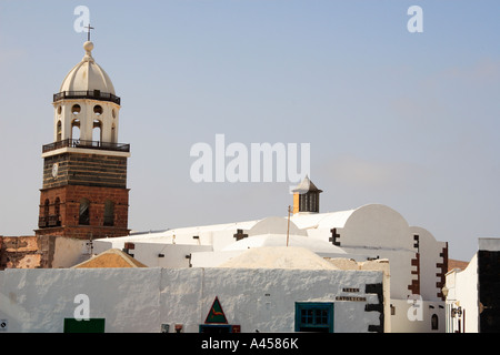 Blick über die Dächer in Richtung der Turmspitze der Iglesia de La Virgen de Guadalupe in Teguise Lanzarote Juli 2006 Stockfoto