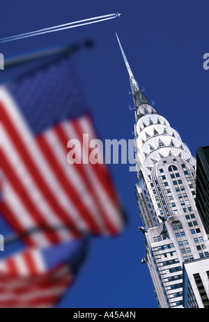 Düsenjet über Chrysler Building in New York mit US-Flaggen Stockfoto