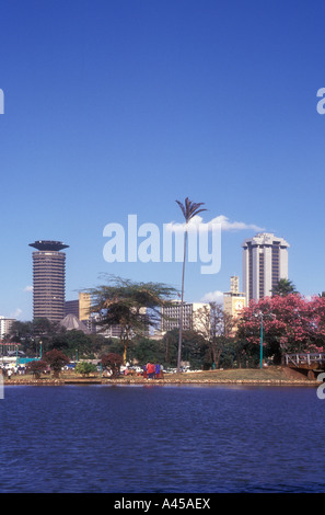 Skyline von Nairobi gesehen von der See zum Bootfahren in Uhuru Park Kenia in Ostafrika Stockfoto