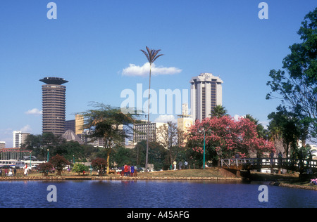 Skyline von Nairobi gesehen von der See zum Bootfahren in Uhuru Park Kenia in Ostafrika Stockfoto