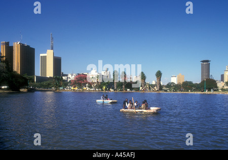 Skyline von Nairobi gesehen von der See zum Bootfahren in Uhuru Park Kenia in Ostafrika Stockfoto