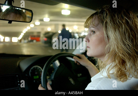 Royalty free Foto von Britin Fahrer auf der Suche nach Parkplatz im Parkhaus London UK Stockfoto
