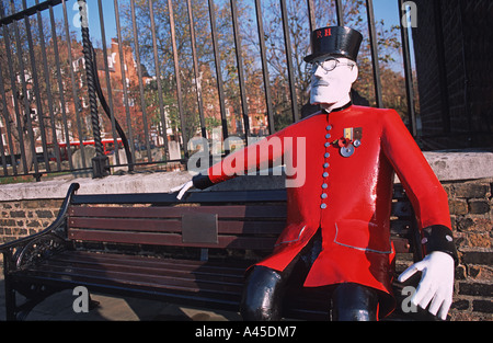 Skulptur von Chelsea Rentner sitzen auf einer Bank auf dem Gelände des Royal Hospital Chelsea London England Stockfoto