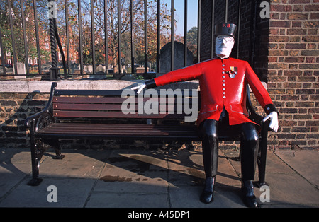 Skulptur von Chelsea Rentner sitzen auf einer Bank auf dem Gelände des Royal Hospital Chelsea London England Stockfoto