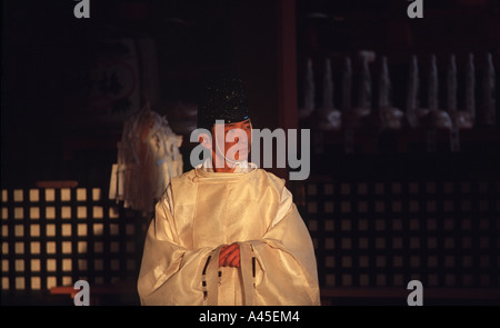 Japanischen Priester im Fushimi Inari-Taisha in Kyoto, Japan Stockfoto