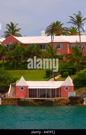 Häuser in Pembroke Parish mit Blick auf die Bucht A Bootshaus imitiert das Design und die Farbe der höheren Villa am Hang Stockfoto