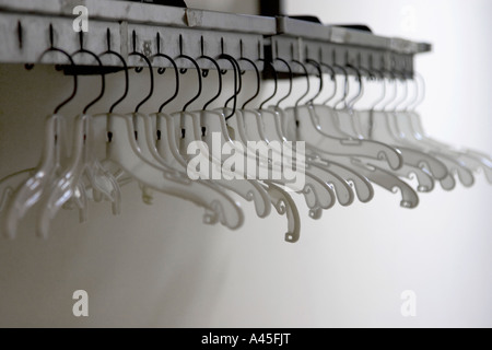 Alte Metall Kleiderständer mit verschiedenen Kunststoff-Aufhänger Stockfoto