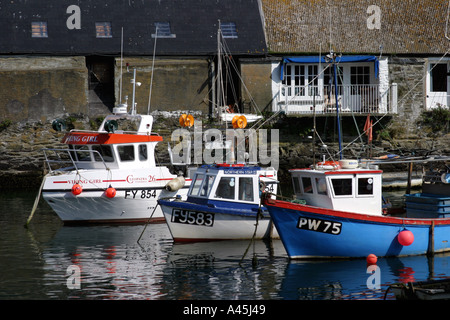 Polperro Hafen mit Fischerbooten Stockfoto