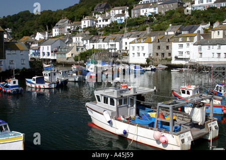 Polperro Hafen mit Fischerbooten Stockfoto