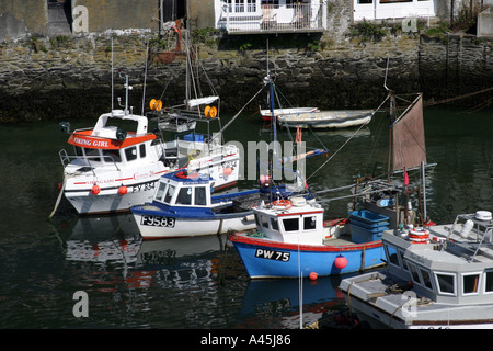 Hafen von Polperro mit vertäuten Fischerbooten Stockfoto