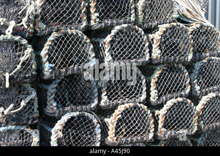 Hummer-Töpfe und Krabben Töpfe auf dem Kai in Padstow, Cornwall Stockfoto