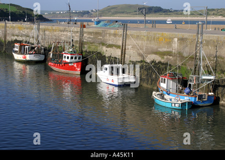 Fischkutter vertäut am Kai im Hafen von Padstow Stockfoto