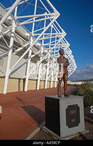 Statue von Ifor Allchurch MBE Swansea Goldjunge außerhalb Liberty Stadium Swansea Stockfoto