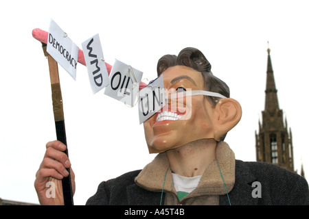 Eine Demonstrantin trägt ein Tony Blair Maske mit einem Pinocchio Lügner Nase als Hutton Bericht ist der Bericht der Selbstmord des Beamten und Waffen Experte David untersucht Kelly nach als mögliche Quelle auf Behauptungen über die britischen Regierungen Krieg im Irak offenbart, Stockfoto