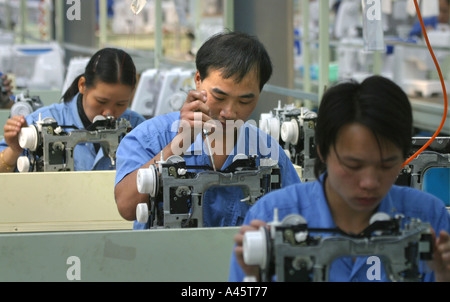 Arbeiter am Fließband auf die Feiyue Gruppe Nähmaschinenfabrik in Taizhou china Stockfoto