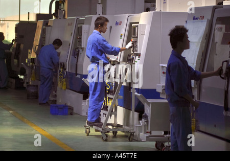 Arbeiter am Fließband auf die Feiyue Gruppe Nähmaschinenfabrik in Taizhou china Stockfoto