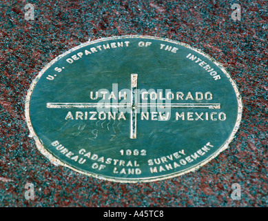 Gedenktafel am Four Corners Monument der einzige Ort, wo vier Staaten an einem Punkt Arizona Colorado New Mexiko und Utah schneiden Stockfoto