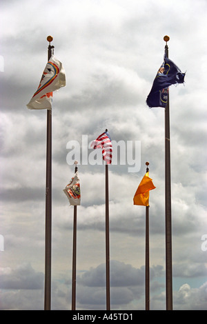 Fahnen am Four Corners Monument den einzigen Ort, wo vier Staaten an einem Punkt Arizona Colorado New Mexiko und Utah schneiden Stockfoto