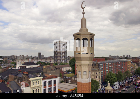 Das Minarett der Moschee East London ist über Hauptstraße Whitechapel im East End von London gesehen. Stockfoto
