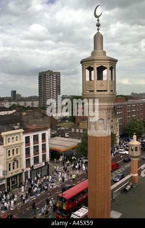 Das Minarett der Moschee East London ist über Hauptstraße Whitechapel im East End von London gesehen. Stockfoto