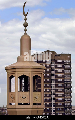 Das Minarett der Moschee East London ist in der Nähe eines Hochhauses in Whitechapel Hautpstraße im East End von London gesehen. Stockfoto