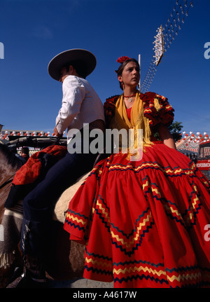 Spanien Andalusien Sevilla Mann und Frau im Flamenco Kostüm Reiten Reiten im April Fair im Bezirk Los Remedios Stockfoto