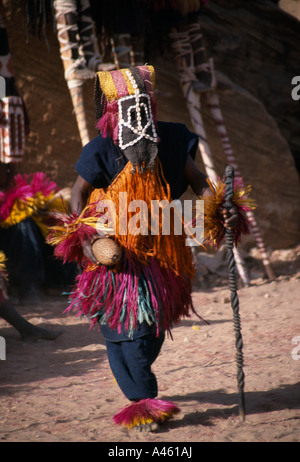 MALI Westafrika Dogon Landes Tirelli maskierte Dogon Tänzerin in einem rituellen Beerdigung Tanz Kostüm Stockfoto