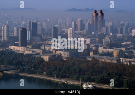 Nordkorea Asien Pjöngjang Stadtbild mit der Koryo-Hotel Twin towers unter anderen Wolkenkratzer mit Smog Umweltverschmutzung Stockfoto