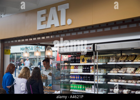 ENGLAND Brighton, East Sussex Essen Outlet in Churchill Square mit Menschen Snacks kaufen. Stockfoto