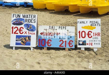 Werbung für Wassersport am Strand von Santa Eularia des Riu, Ibiza Stockfoto