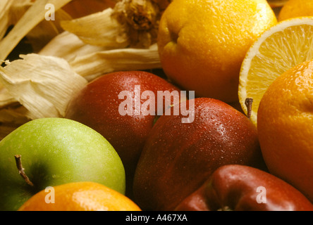 Rote und grüne Äpfel Orangen und Mais auf Lager Blätter Stockfoto