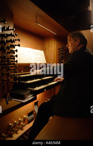 Heinz Terboyken der Organist an der Orgel in der St. Lambertus Kirche Stockfoto