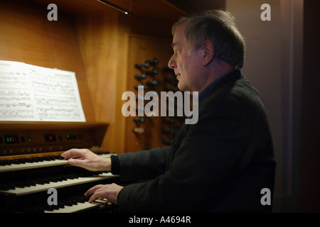 Heinz Terboyken der Organist an der Orgel in der St. Lambertus Kirche Stockfoto