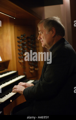 Heinz Terboyken der Organist an der Orgel in der St. Lambertus Kirche Stockfoto