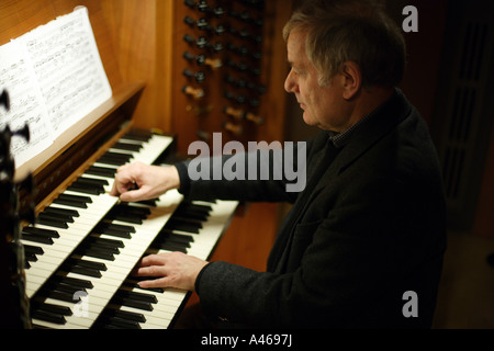 Heinz Terboyken der Organist an der Orgel in der St. Lambertus Kirche Stockfoto