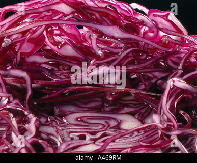 Geriebener Rotkohl auf schwarzem Hintergrund Stockfoto