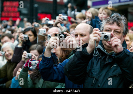 Zuschauer mit digitalen Kameras, die Konzentration auf das Fotografieren von Chinese New Year Parade, Soho, London, UK Stockfoto