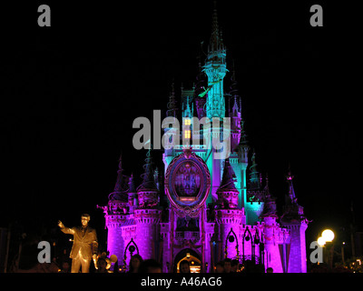Disney World Magic Kingdom Cinderella Castle in der Nacht mit Walt Disney Statue im Vordergrund Stockfoto