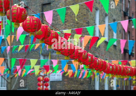 Reihe von roten Lampions hängen über Newport Ort Neujahr Parade, Chinatown, London, England, UK Stockfoto