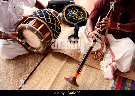 Traditionelle musikalische Instrumente spielen bei einer hindu-Hochzeit in Südindien. Stockfoto